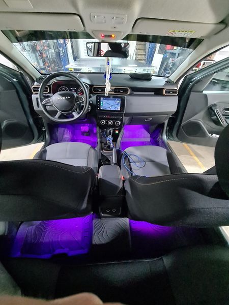 https://cslgarage.ro/stuff-to-watch/uploads/2024/06/dacia-duster-lumini-ambientale-la-picioare-si-subwoofer-2.jpg – poza 2