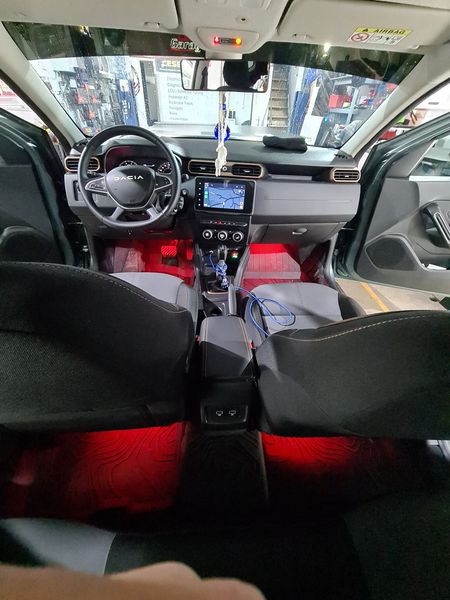 https://cslgarage.ro/stuff-to-watch/uploads/2024/06/dacia-duster-lumini-ambientale-la-picioare-si-subwoofer-3.jpg – poza 3