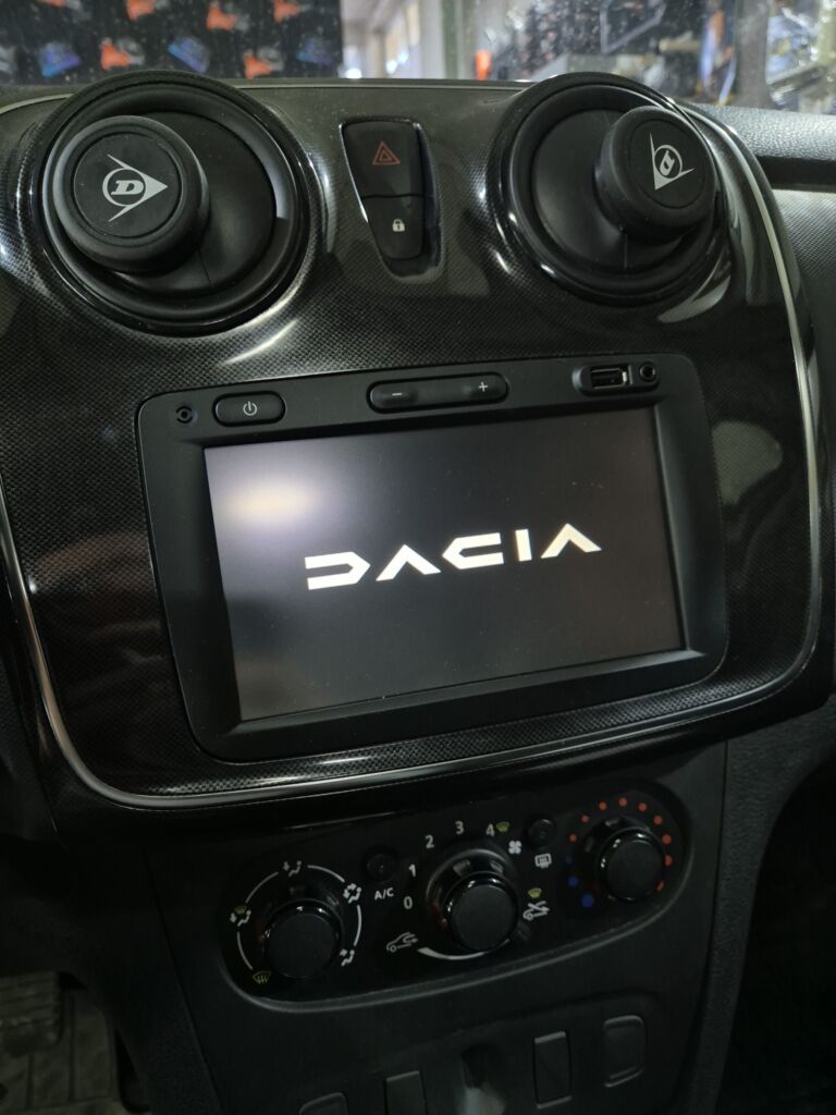 Dacia Logan 2 senzori de parcare, cameră marșarier și plafonieră