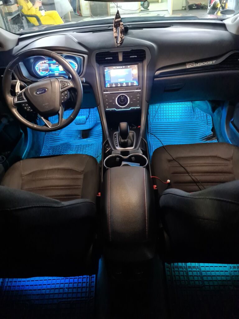 https://cslgarage.ro/stuff-to-watch/uploads/2024/06/ford-mondeo-5-lumini-ambientale-la-picioare-4-scaled.jpg – poza 4
