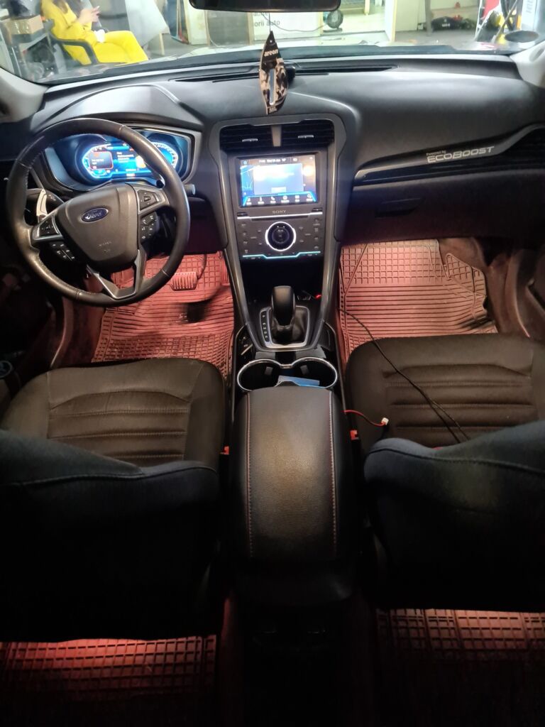 https://cslgarage.ro/stuff-to-watch/uploads/2024/06/ford-mondeo-5-lumini-ambientale-la-picioare-5-scaled.jpg – poza 5