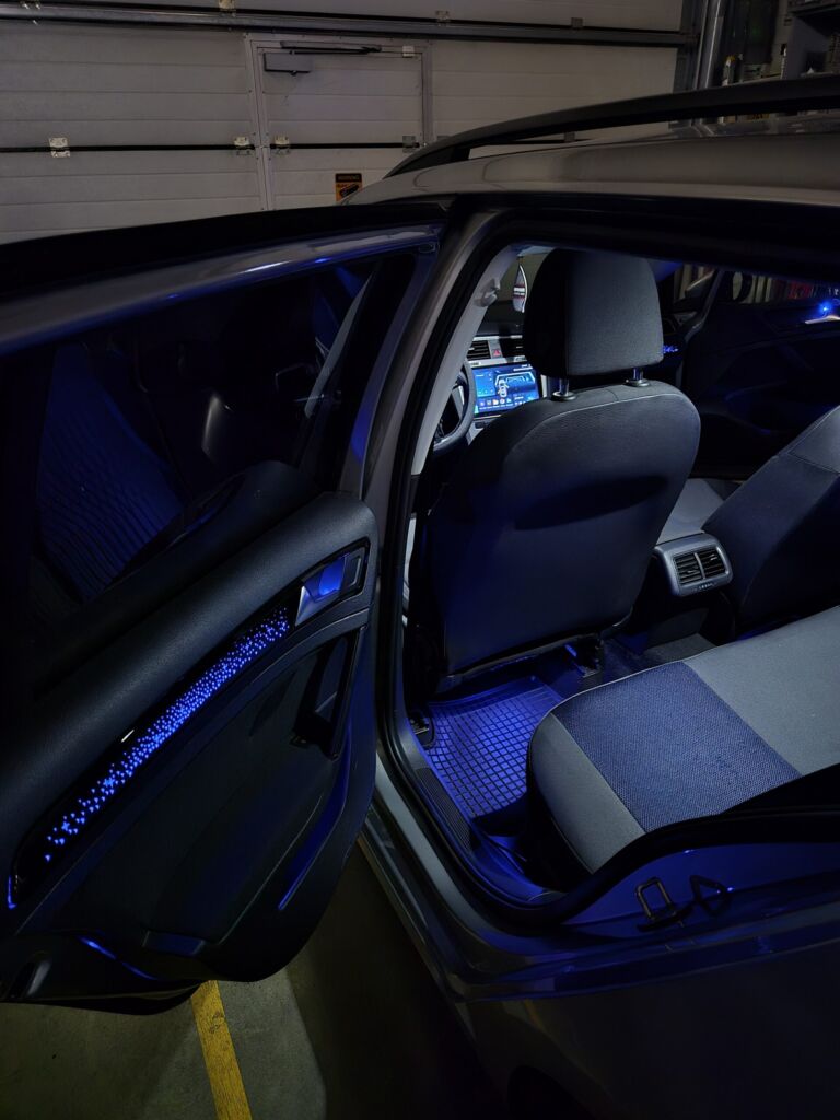 https://cslgarage.ro/stuff-to-watch/uploads/2024/06/volkswagen-golf-7-lumini-ambientale-15-scaled.jpg – poza 15