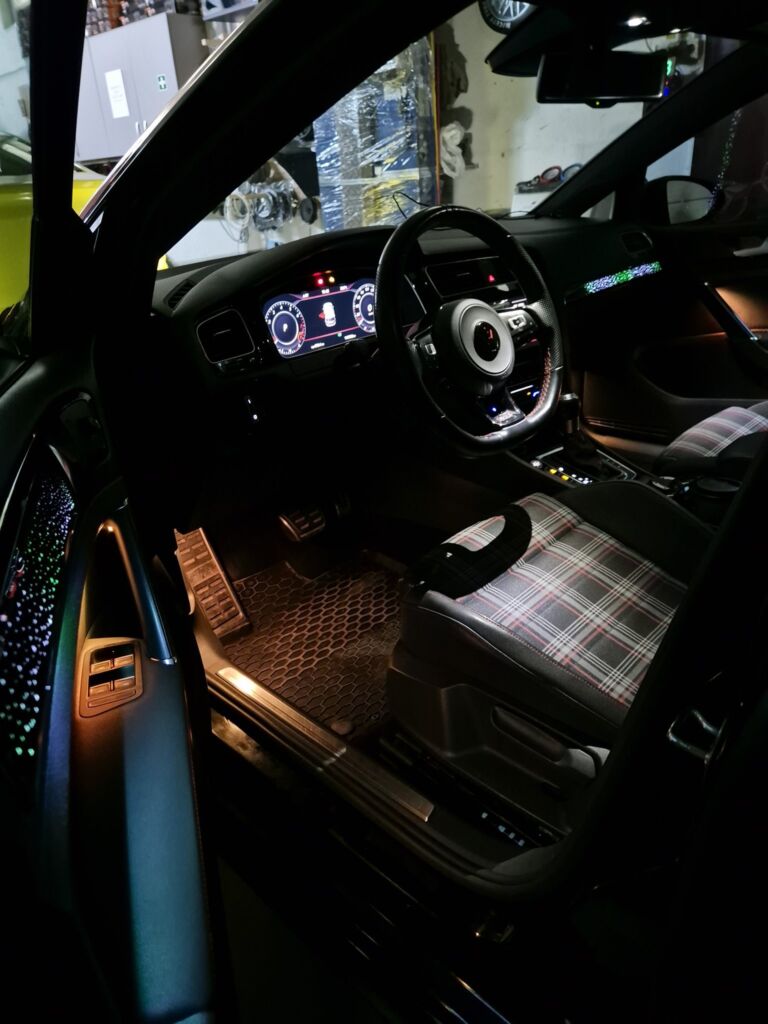 https://cslgarage.ro/stuff-to-watch/uploads/2024/06/volkswagen-golf-7-lumini-ambientale-5-scaled.jpg – poza 5