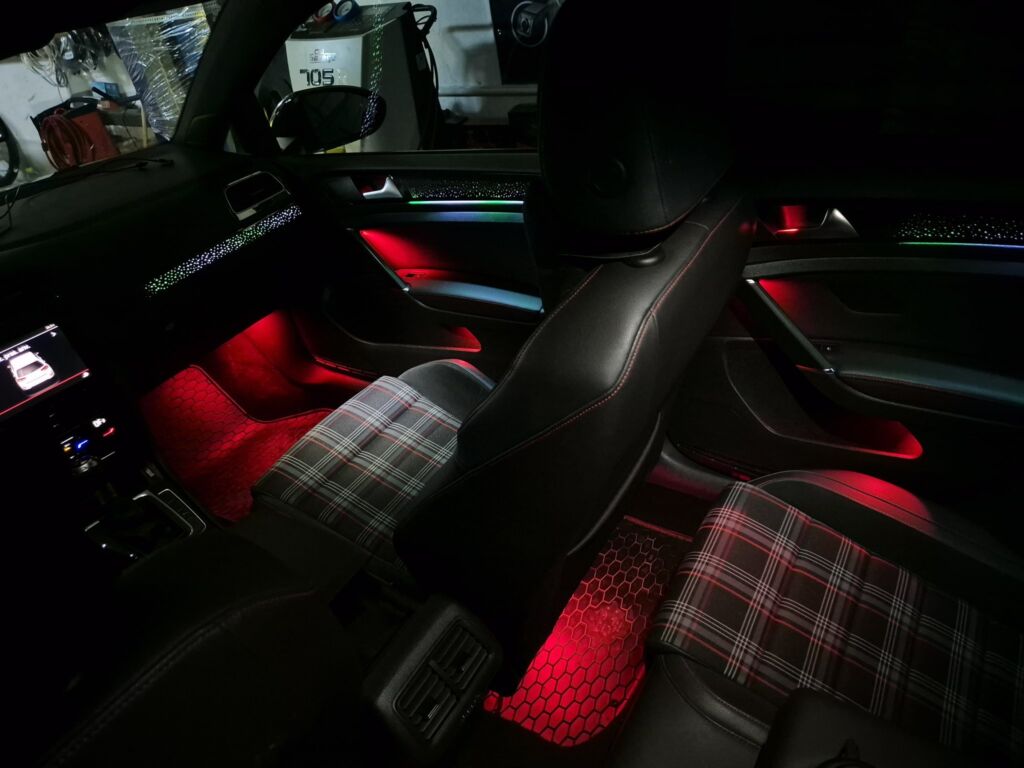 https://cslgarage.ro/stuff-to-watch/uploads/2024/06/volkswagen-golf-7-lumini-ambientale-6-scaled.jpg – poza 6