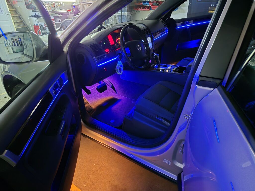 https://cslgarage.ro/stuff-to-watch/uploads/2024/06/volkswagen-touareg-navigatie-lumini-ambientale-si-difuzoare-7-scaled.jpg – poza 7