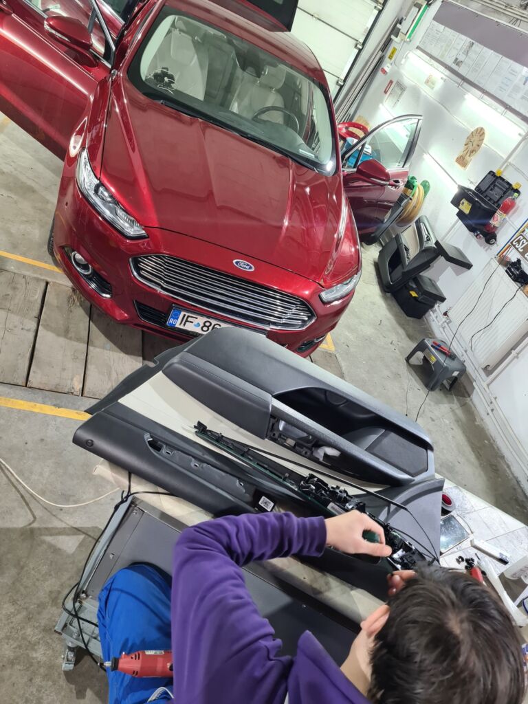 https://cslgarage.ro/stuff-to-watch/uploads/2024/07/ford-mondeo-5-navigatie-si-lumini-ambientale-14-scaled.jpg – poza 14