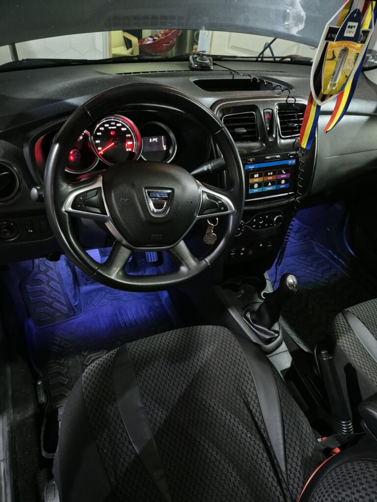Dacia Logan 2 sistem audio și lumini ambientale la picioare