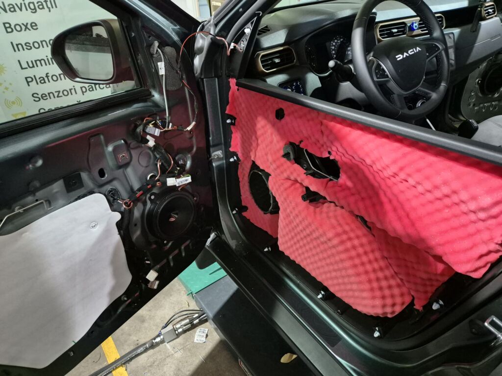 https://cslgarage.ro/stuff-to-watch/uploads/2024/10/dacia-duster-2-antifonare-si-sistem-audio-3-scaled.jpg – poza 3