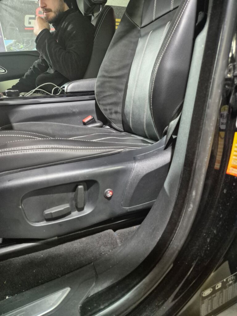 https://cslgarage.ro/stuff-to-watch/uploads/2024/10/range-rover-incalzire-in-scaune-3.jpeg – poza 3