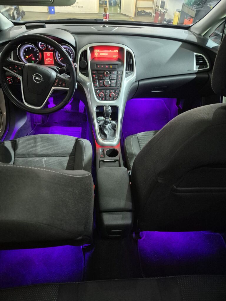Opel lumini ambientale la picioare