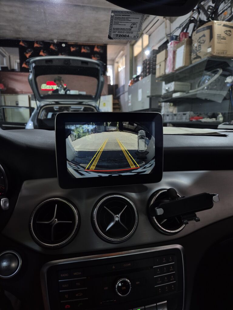 https://cslgarage.ro/stuff-to-watch/uploads/2025/10/mercedes-benz-cla-camera-marsarier-pe-navigatie-originala-3-scaled.jpg – poza 3