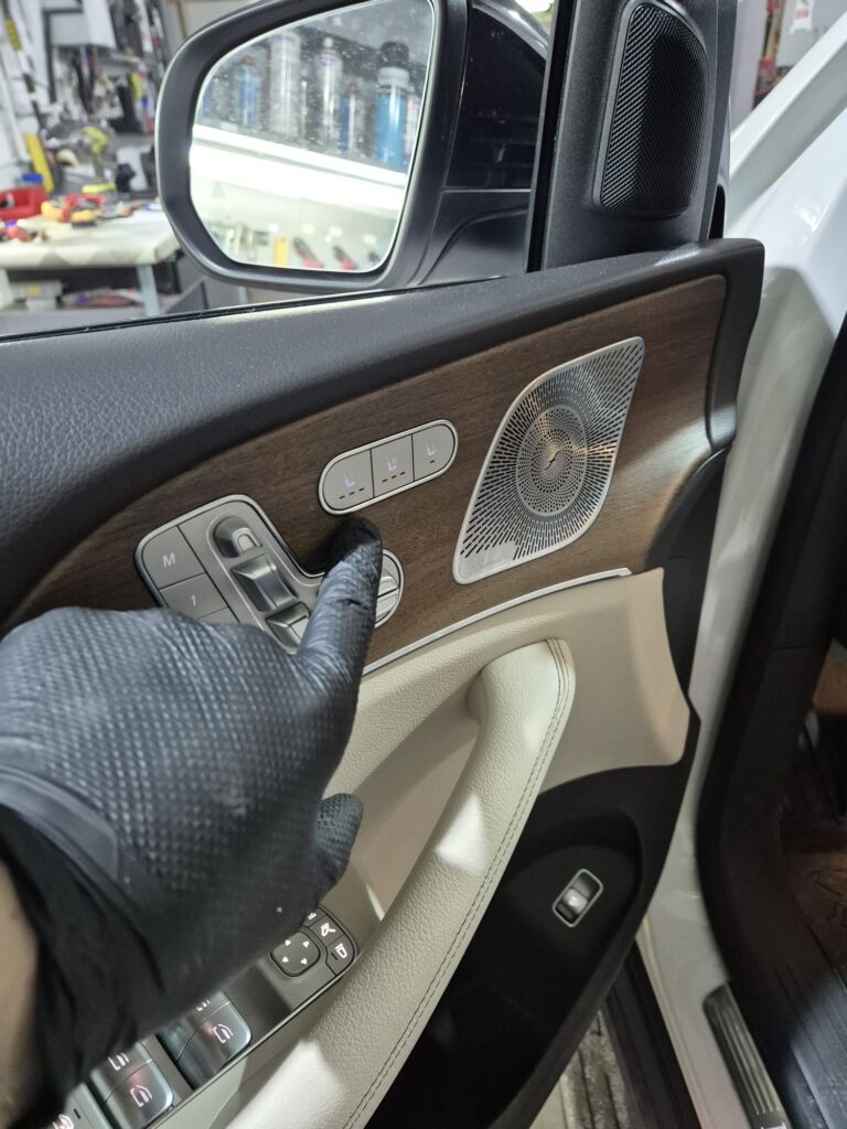 https://cslgarage.ro/stuff-to-watch/uploads/2026/01/mercedes-benz-gle-reparatie-incalzire-in-scaun-3-scaled.jpeg – poza 3