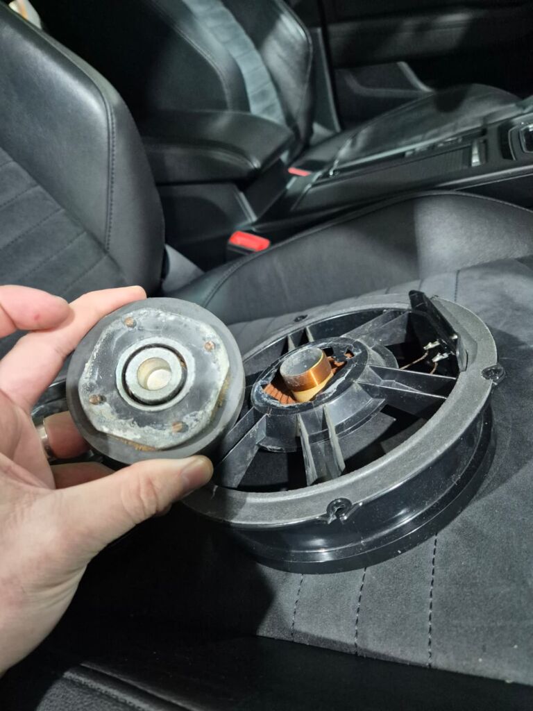 https://cslgarage.ro/stuff-to-watch/uploads/2026/01/volkswagen-passat-sistem-audio-9.jpeg – poza 9