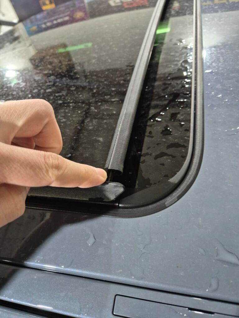 BMW Seria 1 drenare scurgeri și constatare infiltrație apă