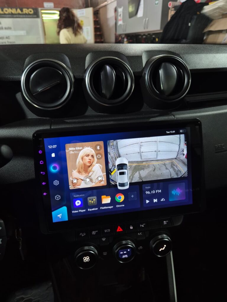 Dacia Duster navigație, cameră marșarier și cameră DVR