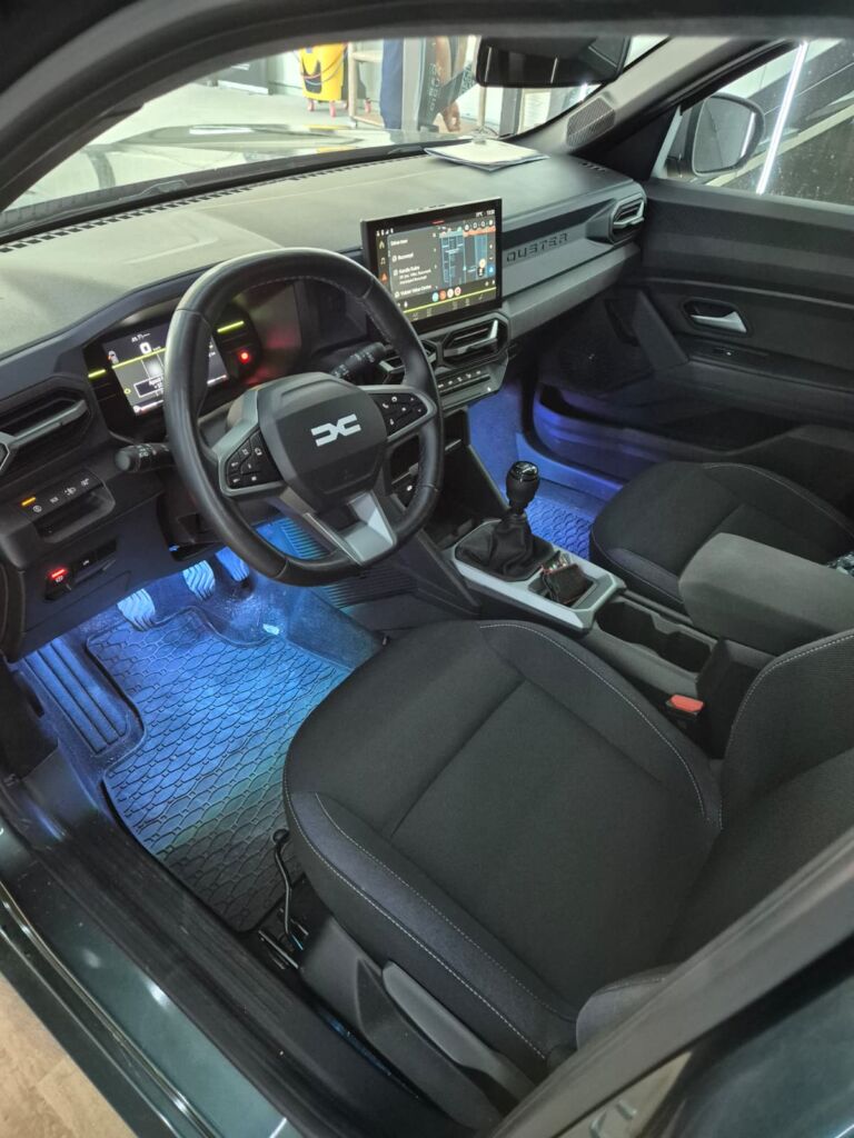 https://cslgarage.ro/stuff-to-watch/uploads/2026/06/dacia-duster-3-difuzoare-si-lumini-ambientale-la-picioare-11.jpeg – poza 11