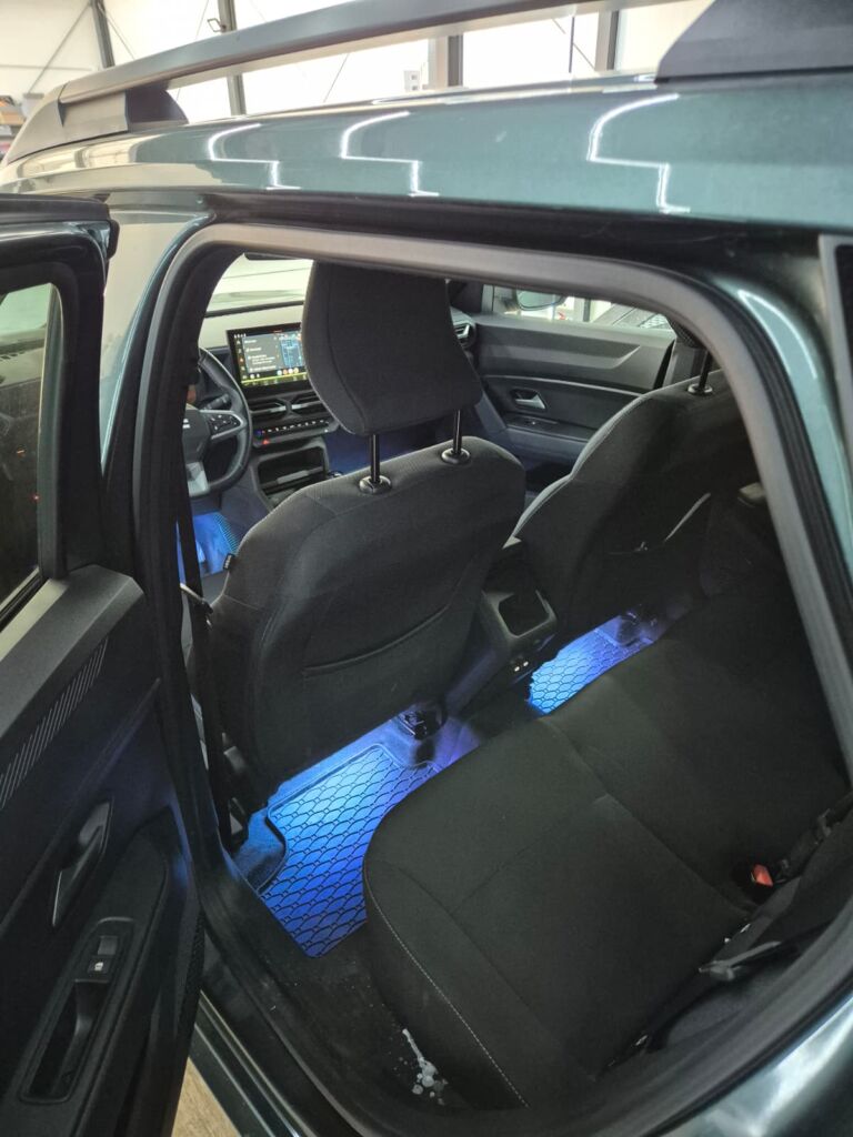 https://cslgarage.ro/stuff-to-watch/uploads/2026/06/dacia-duster-3-difuzoare-si-lumini-ambientale-la-picioare-9.jpeg – poza 9