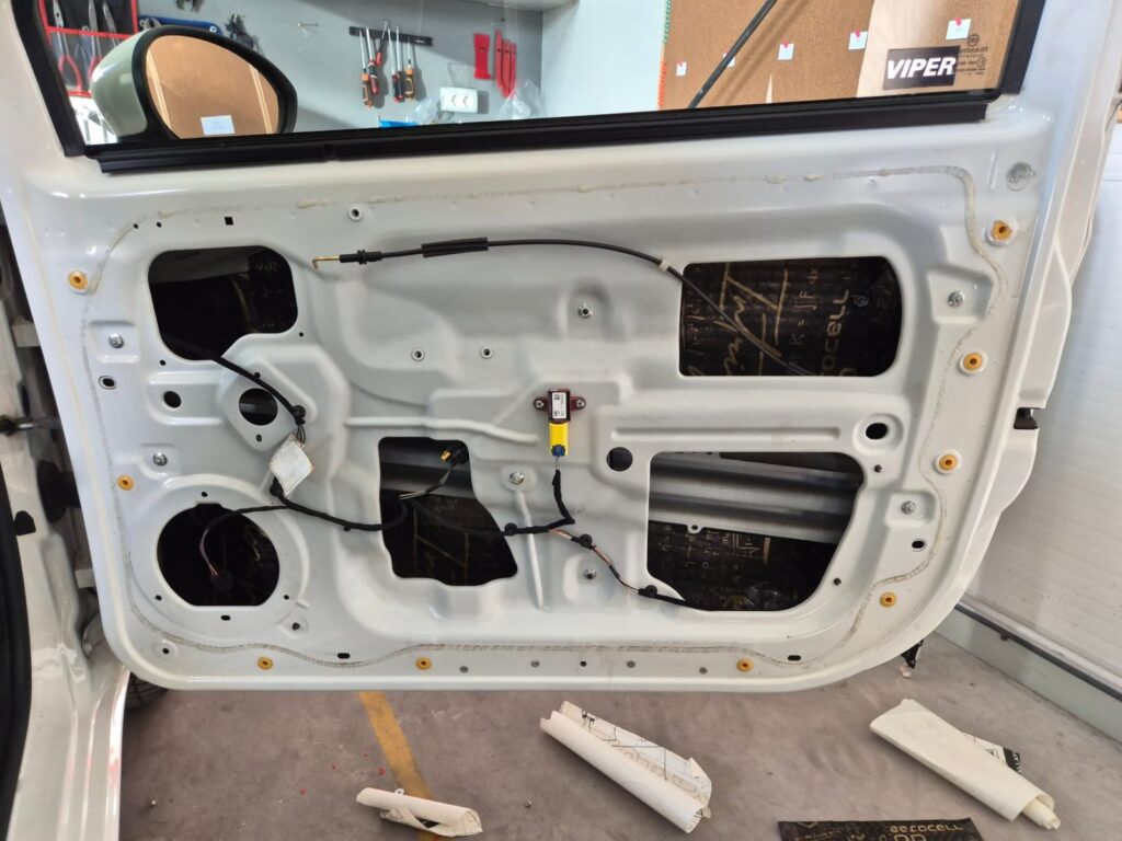 https://cslgarage.ro/stuff-to-watch/uploads/2026/10/fiat-500-insonorizare-13.jpg – poza 13
