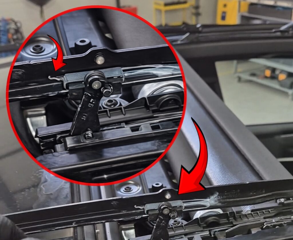 Detaliu mecanism trapă auto cu zonă de uzură, fotografiat în service CSL Garage